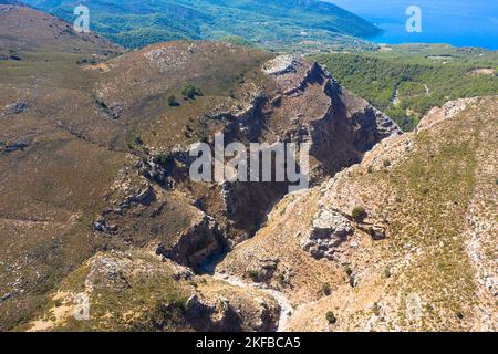 Vista aerea del Jacobs Canyon. Marrone massive pietre e rocce nel canyon di montagna. Situato tra Siana ed Embona. Rodi, Grecia Foto Stock