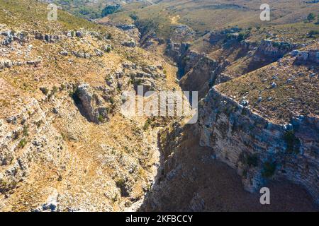 Vista aerea del Jacobs Canyon. Marrone massive pietre e rocce nel canyon di montagna. Situato tra Siana ed Embona. Rodi, Grecia Foto Stock