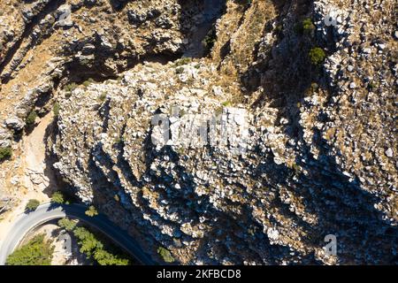 Vista aerea del Jacobs Canyon. Marrone massive pietre e rocce nel canyon di montagna. Situato tra Siana ed Embona. Rodi, Grecia Foto Stock