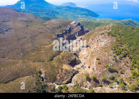 Vista aerea del Jacobs Canyon. Marrone massive pietre e rocce nel canyon di montagna. Situato tra Siana ed Embona. Rodi, Grecia Foto Stock