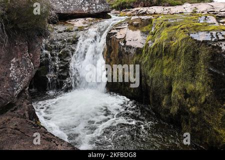 Piccola cascata nella sequenza delle Cascate conosciute collettivamente come le Cascate di Ardessie vicino a Dundonnell, NW Highlands, Scozia, Regno Unito Foto Stock