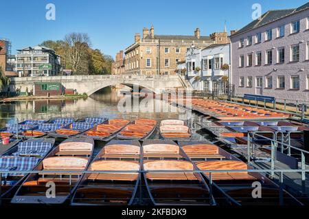 Puntoni ormeggiati sul fiume Cam dal ponte a Silver Street, Cambridge, Inghilterra. Foto Stock