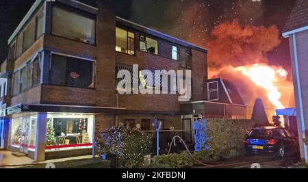 Hoogezand - diverse case sono state evacuate durante un grande incendio su Meint Veningastraat Hoogezand. Il fuoco è iniziato in un fienile dietro un negozio di articoli da regalo con appartamenti al piano superiore. Quando arrivarono i vigili del fuoco, le fiamme stavano già sparando dal tetto. L'amianto è stato rilasciato durante l'incendio, secondo i vigili del fuoco. A causa del rapido intervento dei vigili del fuoco, le case e il negozio potrebbero essere conservati.COPYRIGHT ANP/HOLLANDSE HOOGTE/PERSBUREAU METRO olanda fuori - belgio fuori Foto Stock