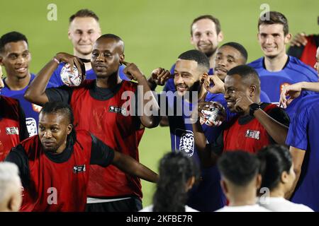 DOHA - Memphis Depay durante un incontro della nazionale olandese con un gruppo di venti lavoratori migranti presso il complesso di formazione dell'Università del Qatar. La maggior parte dei migranti ha lavorato alla costruzione di stadi in Qatar negli ultimi anni. Secondo il KNVB, i giocatori vorrebbero parlare con i lavoratori migranti. ANP KOEN VAN WEEL Foto Stock