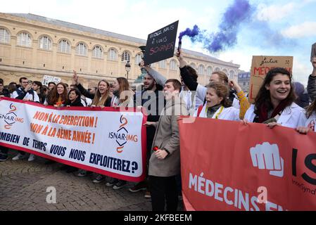 Extration des étudiants et internes de médecine contre la nouvelle réforme des études de médecine, avec la participation du syndicat MG France Foto Stock