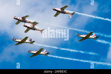 Sei velivoli turboprop dell'aeronautica croata PC-9M della squadra acrobatica di Krila Oluje volano in formazione sulla mostra aerea Airpower 22 a Zeltweg, Austria, 2 settembre 2022. Questo evento multi-nazionale ha mostrato le capacità di oltre 20 nazioni a oltre 275.000 spettatori da tutto il mondo, e ha offerto un'opportunità per l'aviazione militare statunitense di continuare a rafforzare le partnership internazionali. Foto Stock