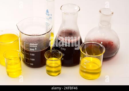 Cairo, Egitto, ottobre 18 2022: Un set da laboratorio di vetreria di palloni graduati a cilindro, bollenti, conici e volumetrici che contiene giallo e re Foto Stock