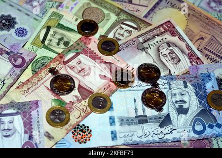 Arabia Saudita riyals banconote e monete la collezione di diversi tempi e valori è caratterizzata da ritratti di al Saud re dell'Arabia Saudita, ret vintage Foto Stock