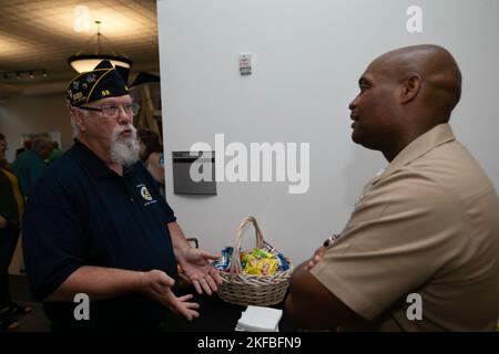 Direttore Ospedale Corpsman Phillip Jean-Gilles, da Miami, USS Gerald R. Ford's (CVN 78) assistente esecutivo al capo comandante, parla con un veterano durante un panel con i marinai Ford per un Gerald R. Ford Institute for Leadership in Public Policy and Service evento presso l'Albion College di Albion, Michigan, 2 settembre 2022. Dodici marinai Ford si sono recati nel Michigan per la visita annuale della nave con il nome per conoscere l'eredità del presidente Gerald R. Ford e per entrare in contatto con i membri della comunità locale di Grand Rapids, Ann Arbor e Albion. Foto Stock