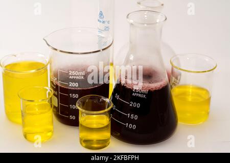 Cairo, Egitto, ottobre 18 2022: Un set da laboratorio di vetreria di palloni graduati a cilindro, bollenti, conici e volumetrici che contiene giallo e re Foto Stock