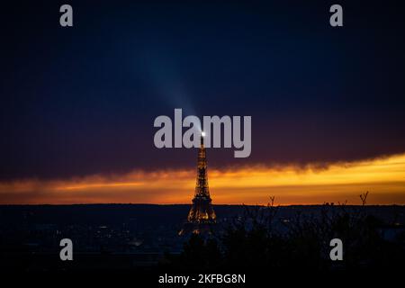 La foto mostra il crepuscolo illuminato della Torre Eiffel a Parigi, in Francia, il 30 ottobre 2022. Foto di Aurelien Morissard/ABACAPRESS.COM Foto Stock