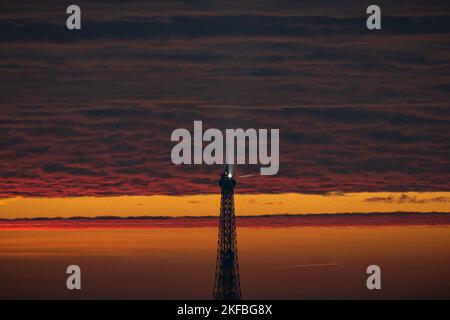 La foto mostra la Torre Eiffel al tramonto a Parigi, in Francia, il 13 novembre 2022. Foto di Aurelien Morissard/ABACAPRESS.COM Foto Stock