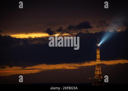 La foto mostra la Torre Eiffel illuminata al tramonto a Parigi, in Francia, il 8 novembre 2022. Foto di Aurelien Morissard/ABACAPRESS.COM Foto Stock