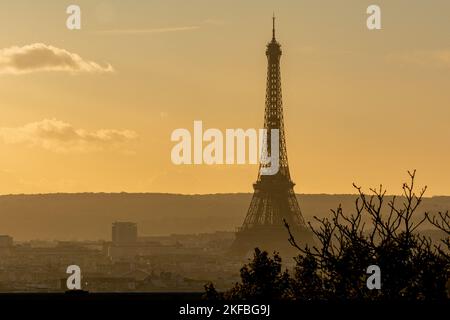 La foto mostra la Torre Eiffel al tramonto a Parigi, in Francia, il 9 novembre 2022. Foto di Aurelien Morissard/ABACAPRESS.COM Foto Stock