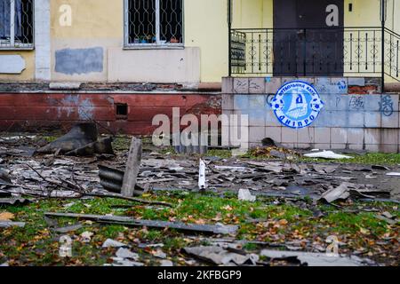 Dnipro, Ucraina 17 novembre 2022: Frammenti del tetto sparsi sul terreno. Danni a un edificio a causa di un'esplosione di un razzo. Foto Stock