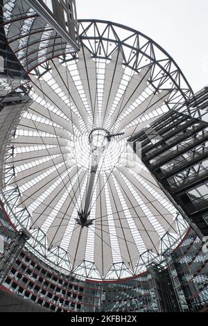 Berlino, Germania - Settembre 2022: Cupola in vetro con grattacieli del Sony Center, Piazza Potsdam Foto Stock