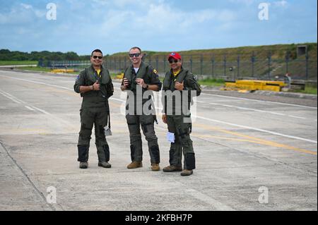 Denver Coblentz, (al centro) pilota con il 157th Fighter Squadron della Guardia Nazionale dell'aria del South Carolina, il pilota dell'aeronautica colombiana, il maggiore Kristian Romero (a destra) e il capitano Diaz Daniel si preparano a volare i caccia KFIR durante Relampago VII, un esercizio a Barranquilla, Colombia, 2 settembre 2022. Lo scopo di questo esercizio è di fornire all'aeronautica colombiana una formazione di interoperabilità realistica richiesta in qualità di paesi alleati, secondo gli standard della NATO. La Carolina del Sud è il partner di Stato della Colombia nel programma di partenariato statale. Foto Stock