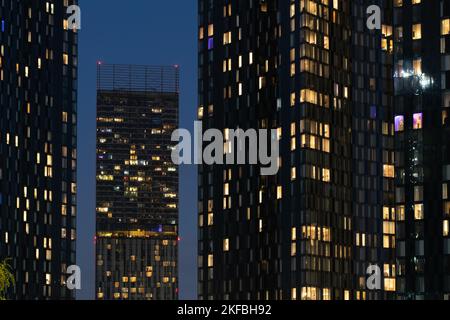 La torre di Piazza Deansgate si blocca al crepuscolo. Manchester, Regno Unito. Esposizione lunga. Foto Stock