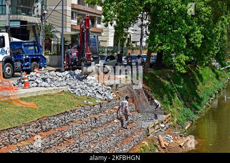 PETROPOLIS, RIO DE JANEIRO, BRASILE - 28 ottobre 2022: Lavori di contenimento sulle rive dei fiumi Foto Stock