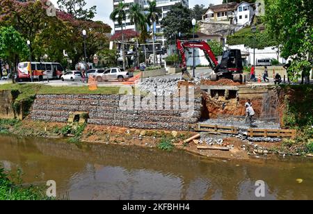 PETROPOLIS, RIO DE JANEIRO, BRASILE - 28 ottobre 2022: Lavori di contenimento sulle rive dei fiumi Foto Stock