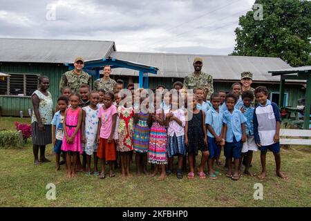 HONIARA, Isole Salomone (settembre 2, 2022) – i professionisti medici della Marina statunitense posano con i bambini delle scuole locali alla Naha SDA Primary School durante il Pacific Partnership 2022. Ora nel suo 17th° anno, Pacific Partnership è la più grande missione multinazionale annuale di assistenza umanitaria e di preparazione alle catastrofi condotta nell'Indo-Pacifico. Pacific Partnership è una missione unificante che promuove amicizie e cooperazione durature tra molte nazioni. La missione dell’anno nelle Isole Salomone comprenderà partecipanti provenienti da Stati Uniti, Giappone e Australia. Foto Stock