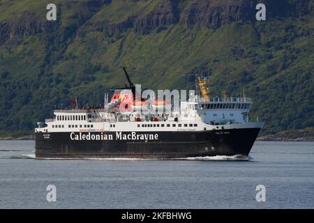 Traghetto per auto Caledonian MacBrayne di fronte alle High Cliffs, al Sound of Mull, all'Isola di Mull, alle Ebridi, alle Ebridi interne, Inner Isles, Scozia, Regno Unito Foto Stock