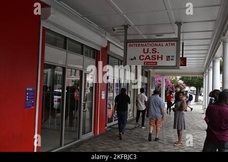 Nassau, Bahamas. 11th Nov 2022. Firma sopra l'ingresso anteriore di Scotiabank lungo Bay Street a Nassau, le Bahamas Venerdì 11 novembre 2022.Credit: Ron Sachs/CNP/Sipa USA Credit: Sipa USA/Alamy Live News Foto Stock