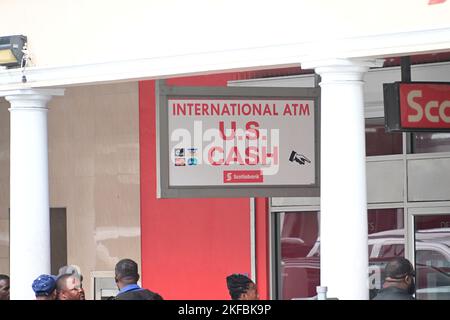 Nassau, Bahamas. 11th Nov 2022. Firma sopra l'ingresso anteriore di Scotiabank lungo Bay Street a Nassau, le Bahamas Venerdì 11 novembre 2022. Credit: Ron Sachs/CNP/dpa/Alamy Live News Foto Stock