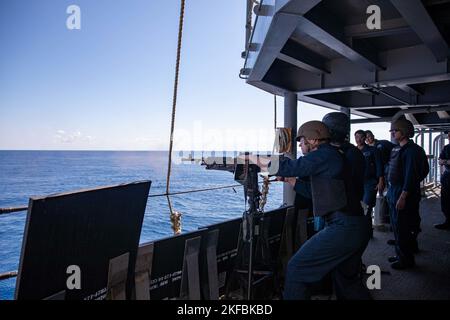 220902-N-TC847-1039 MARE ADRIATICO (MAR. 2, 2022) Fire Controlman 2nd Class Shayne Chevalier, assegnato all'incrociatore missilistico guidato della classe Ticonderoga USS Leyte Gulf (CG 55), istruisce un Sailor durante una qualifica di mitragliatrice M240, 2 settembre 2022. The George H.W. Bush Carrier Strike Group è in fase di implementazione pianificata nell'area operativa delle forze navali statunitensi in Europa, impiegata dalla U.S. Sesta flotta per difendere gli interessi degli Stati Uniti, degli alleati e dei partner. (Specialista comunicazione di massa 2nd classe Christine Montgomery) Foto Stock