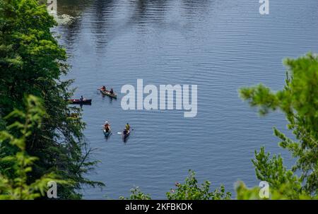 Visto da Lions Lookout, Huntsville, Ontario, Canada - turisti in canoa sul lago Fairy Foto Stock