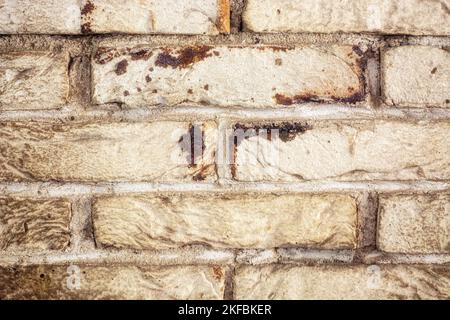Frammento di una parete di vecchi mattoni beige per l'uso come sfondo astratto e texture. Foto Stock