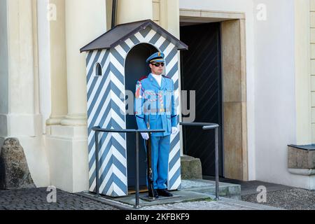 Praga, Repubblica Ceca, 28 luglio: Guardia d'onore all'ingresso del Castello di Praga, 28 luglio 2022. Foto Stock