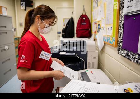 Miyu Kiyuna, uno studente del Kadena Language Institute, ha scritto un articolo nel Youth Center della base aerea di Kadena, Giappone, 2 settembre 2022. Durante il suo stage, Kiyuna giocò con i bambini nella sala ricreativa, aiutò i clienti alla reception e assistette con la manutenzione e l'organizzazione intorno all'edificio. Foto Stock