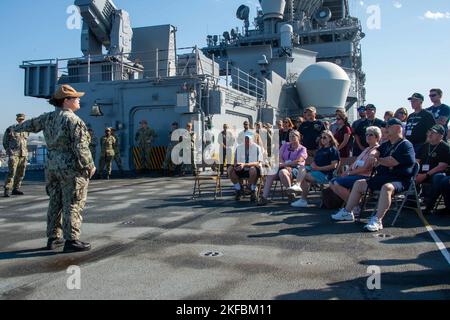 SAN DIEGO (2 settembre 2022) – Air Traffic Controller 1st Class Rebecca Thrasher, di Bartow, Florida, assegnato a USS Boxer (LHD 4), spiega le capacità di guerra aerea della nave d'assalto anfibio ai Veterani della contea di USS Bristol (LST 1198) durante un tour a bordo. I veterani e le loro famiglie hanno visitato Boxer durante una riunione commemorativa del 50th° anniversario della messa in servizio della contea di Bristol. Boxer è una nave d'assalto anfibio di classe Wasp ospita a San Diego. Foto Stock