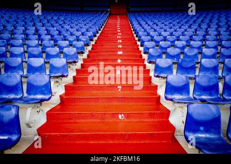 ROTTERDAM - gli stand nello stadio De Kuip. Il piano di zonizzazione per Feyenoord City prevede la costruzione di poco meno di 4.000 case, infrastrutture e un nuovo stadio Feyenoord. Feyenoord ha detto all'inizio di quest'anno che un nuovo stadio per il club è irrealizzabile ora e nei prossimi anni a causa degli alti costi e dei piccoli benefici per il club. ANP ROBIN UTRECHT olanda fuori - belgio fuori Foto Stock