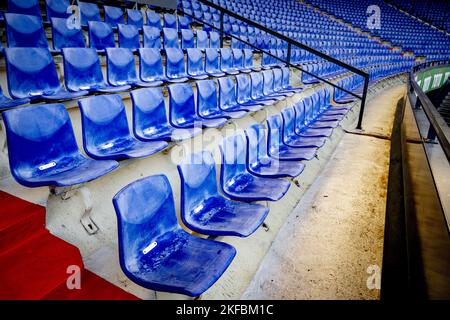 ROTTERDAM - gli stand nello stadio De Kuip. Il piano di zonizzazione per Feyenoord City prevede la costruzione di poco meno di 4.000 case, infrastrutture e un nuovo stadio Feyenoord. Feyenoord ha detto all'inizio di quest'anno che un nuovo stadio per il club è irrealizzabile ora e nei prossimi anni a causa degli alti costi e dei piccoli benefici per il club. ANP ROBIN UTRECHT olanda fuori - belgio fuori Foto Stock