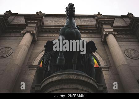 Un tiro a basso angolo della Statua di Theodore Roosevelt a cavallo a New York City, New York Foto Stock