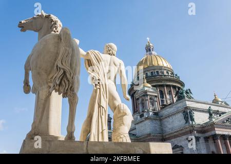 Cattedrale di Sant'Isacco, in primo piano una scultura di un guerriero maschio con un cavallo a San Pietroburgo Foto Stock