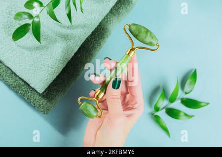 Rullo massaggiante femmina per la mano per la faccia di pietra verde giada Foto Stock