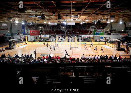 LEVERKUSEN, GERMANIA - NOWEMBER 16, 2022: BARMER 2. Pallacanestro Bundesliga. Gioco di basket Bayer Giants Leverkusen vs Medipolis SC Jena Foto Stock