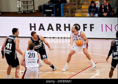 LEVERKUSEN, GERMANIA - NOWEMBER 16, 2022: BARMER 2. Pallacanestro Bundesliga. Gioco di basket Bayer Giants Leverkusen vs Medipolis SC Jena Foto Stock