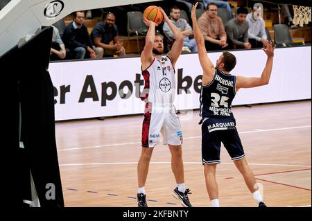 LEVERKUSEN, GERMANIA - NOWEMBER 16, 2022: BARMER 2. Pallacanestro Bundesliga. Gioco di basket Bayer Giants Leverkusen vs Medipolis SC Jena Foto Stock