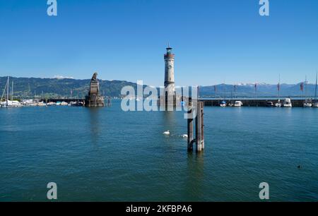 Il bellissimo porto dell'isola di Lindau sul lago di Costanza (Bodensee) con le Alpi sullo sfondo, la Germania in bella giornata di sole primaverile Foto Stock