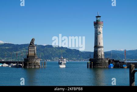 Il bellissimo porto dell'isola di Lindau sul lago di Costanza (Bodensee) con le Alpi sullo sfondo, la Germania in bella giornata di sole primaverile Foto Stock