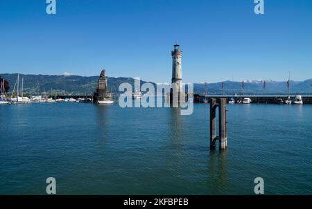 Il bellissimo porto dell'isola di Lindau sul lago di Costanza (Bodensee) con le Alpi sullo sfondo, la Germania in bella giornata di sole primaverile Foto Stock