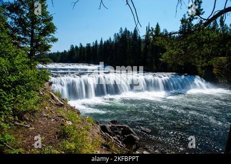 Cascate Cave lungo il fiume Fall nella parte SW del Parco Nazionale di Yellowstone, Wyoming, USA. Foto Stock