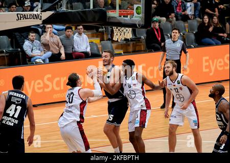 LEVERKUSEN, GERMANIA - NOWEMBER 16, 2022: BARMER 2. Pallacanestro Bundesliga. Gioco di basket Bayer Giants Leverkusen vs Medipolis SC Jena Foto Stock