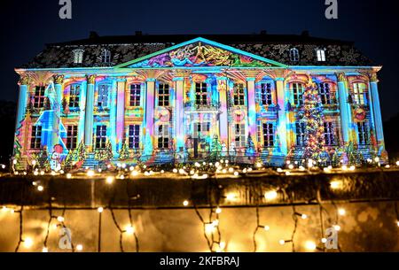 Berlino, Germania. 17th Nov 2022. Il Palazzo di Friedrichsfelde è illuminato con colori vivaci in occasione dell'attrazione "Natale 2022 nello Zoo". Dal 18 novembre 2022 al 15 gennaio 2023, i visitatori possono entrare nello spirito natalizio in una passeggiata circolare illuminata con proiezioni e milioni di luci. Credit: Britten/dpa/Alamy Live News Foto Stock