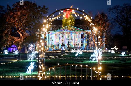 Berlino, Germania. 17th Nov 2022. Il Palazzo di Friedrichsfelde è illuminato con colori vivaci in occasione dell'attrazione "Natale 2022 nello Zoo". Dal 18 novembre 2022 al 15 gennaio 2023, i visitatori possono entrare nello spirito natalizio in una passeggiata circolare illuminata con proiezioni e milioni di luci. Credit: Britten/dpa/Alamy Live News Foto Stock