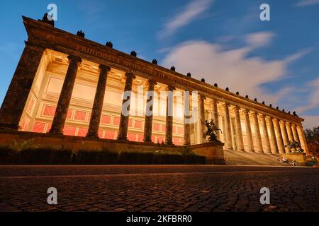 Berlino, Germania - Settembre 2022: Il Museo Altes (Vecchio Museo) è il più antico museo di Berlino (1830) al crepuscolo con illuminazione. Patrimonio dell'umanità dell'UNESCO. Foto Stock